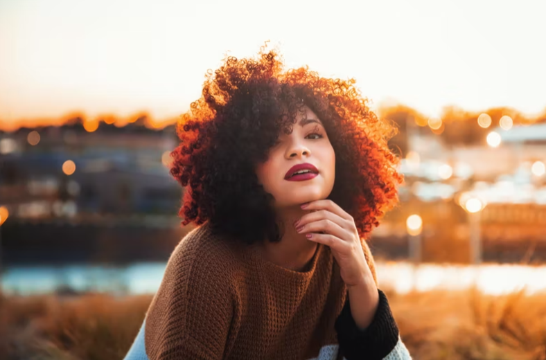 ¿CON QUÉ FRECUENCIA DEBES LAVAR EL CABELLO RIZADO?
