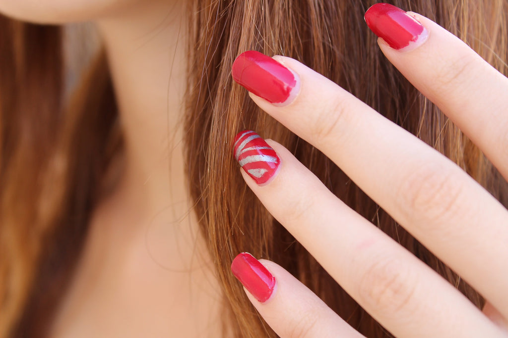 CINCO COSAS QUE NO DEBES HACER CON TUS UÑAS